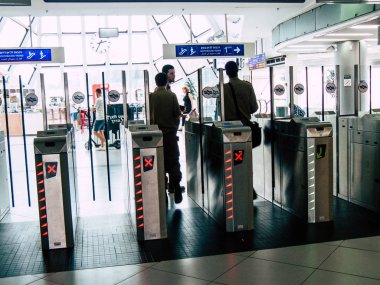 Tel Aviv İsrail 23 Ekim 2018 Tel Aviv yerel tren istasyonunun öğleden sonra kalkış çevrenin görünümü