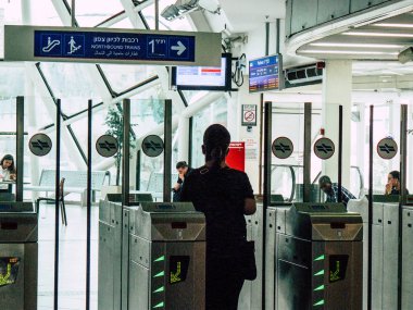 Tel Aviv İsrail 23 Ekim 2018 Tel Aviv yerel tren istasyonunun öğleden sonra kalkış çevrenin görünümü