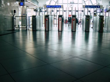 Tel Aviv İsrail 23 Ekim 2018 Tel Aviv yerel tren istasyonunun öğleden sonra kalkış çevrenin görünümü
