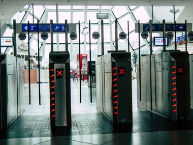 Tel Aviv İsrail 23 Ekim 2018 Tel Aviv yerel tren istasyonunun öğleden sonra kalkış çevrenin görünümü