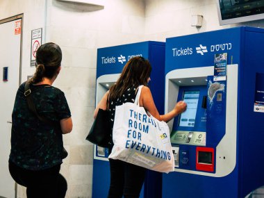 Tel Aviv İsrail 23 Ekim 2018 bilet makine Tel Aviv yerel tren istasyonunda öğleden sonra bilinmeyen İsrail kullananların görünümünü