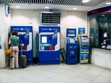Tel Aviv İsrail 23 Ekim 2018 bilet makine Tel Aviv yerel tren istasyonunda öğleden sonra bilinmeyen İsrail kullananların görünümünü