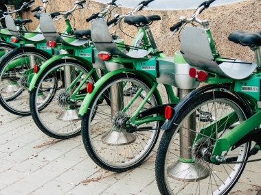 Tel Aviv İsrail 23 Ekim 2018 görünümü yeşil bisiklet kiralamak için öğleden sonra Tel Aviv sokaklarında Park