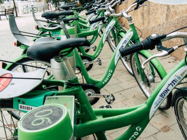 Tel Aviv İsrail 23 Ekim 2018 görünümü yeşil bisiklet kiralamak için öğleden sonra Tel Aviv sokaklarında Park