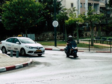 Tel Aviv İsrail 23 Ekim 2018 geleneksel İsrail beyaz bir taksi son öğleden sonra Tel Aviv sokakta görünümünü