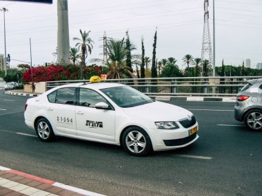 Tel Aviv İsrail 23 Ekim 2018 geleneksel İsrail beyaz bir taksi son öğleden sonra Tel Aviv sokakta görünümünü