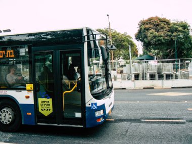 Tel Aviv İsrail 23 Ekim 2018 öğleden sonra Tel Aviv sokaklarında geleneksel İsrail yerel belediye otobüsü görünümünü