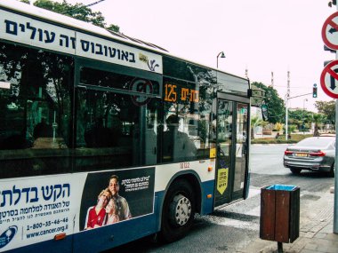 Tel Aviv İsrail 23 Ekim 2018 öğleden sonra Tel Aviv sokaklarında geleneksel İsrail yerel belediye otobüsü görünümünü