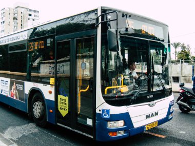 Tel Aviv İsrail 23 Ekim 2018 öğleden sonra Tel Aviv sokaklarında geleneksel İsrail yerel belediye otobüsü görünümünü