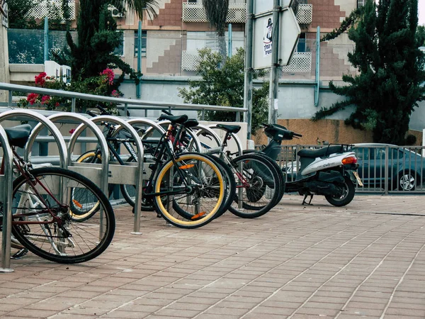 Tel Aviv Israel Octubre 2018 Vista Bicicletas Estacionadas Frente Estación —  Fotos de Stock