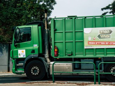 Tel Aviv İsrail 23 Ekim 2018 yeşil bir çöp kamyonu görünümünü öğleden sonra Tel Aviv sokaklarında Park
