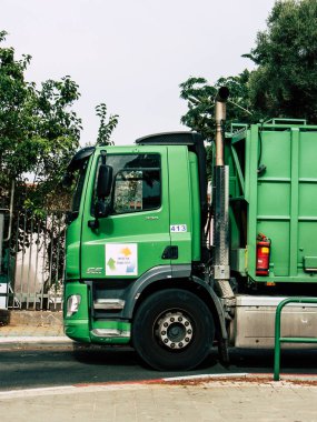 Tel Aviv İsrail 23 Ekim 2018 yeşil bir çöp kamyonu görünümünü öğleden sonra Tel Aviv sokaklarında Park