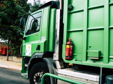 Tel Aviv İsrail 23 Ekim 2018 yeşil bir çöp kamyonu görünümünü öğleden sonra Tel Aviv sokaklarında Park