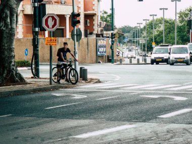 Tel Aviv İsrail 23 Ekim 2018 öğleden sonra Tel Aviv sokaklarında bir elektrikli bisiklet ile bilinmeyen İsrail halkının görünümü