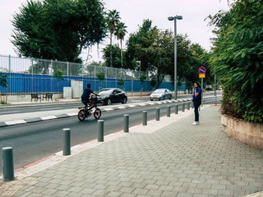 Tel Aviv İsrail 23 Ekim 2018 öğleden sonra Tel Aviv sokaklarında bir elektrikli bisiklet ile bilinmeyen İsrail halkının görünümü