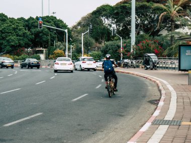 Tel Aviv İsrail 23 Ekim 2018 öğleden sonra Tel Aviv sokaklarında bir elektrikli bisiklet ile bilinmeyen İsrail halkının görünümü