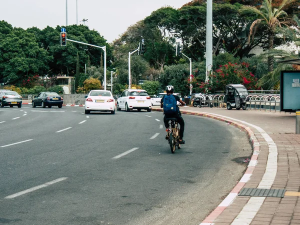 Tel Aviv İsrail 23 Ekim 2018 öğleden sonra Tel Aviv sokaklarında bir elektrikli bisiklet ile bilinmeyen İsrail halkının görünümü