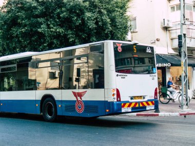 Tel Aviv İsrail 25 Ekim 2018 öğleden sonra Tel Aviv sokaklarında geleneksel İsrail yerel belediye otobüsü görünümünü