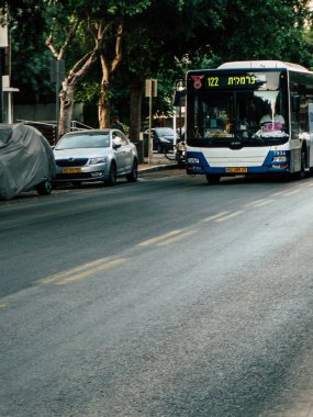 Tel Aviv İsrail 25 Ekim 2018 öğleden sonra Tel Aviv sokaklarında geleneksel İsrail yerel belediye otobüsü görünümünü