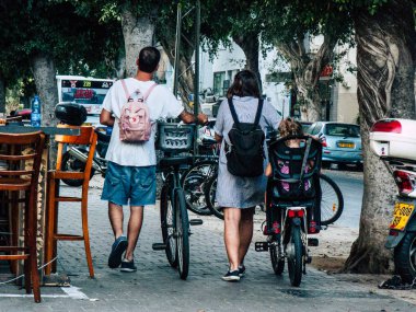Tel Aviv İsrail 25 Ekim 2018 bilinmeyen insan öğleden sonra Tel Aviv sokaklarında yürüyüş görünümü