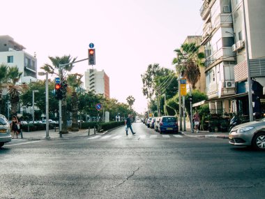 Tel Aviv İsrail 25 Ekim 2018 bilinmeyen insan öğleden sonra Tel Aviv sokaklarında yürüyüş görünümü