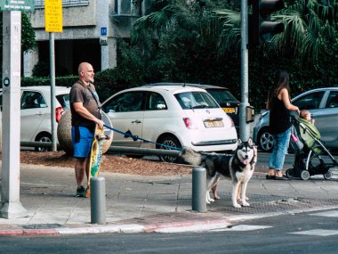 Tel Aviv İsrail 25 Ekim 2018 bilinmeyen insan öğleden sonra Tel Aviv sokaklarında yürüyüş görünümü