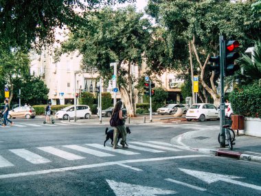 Tel Aviv İsrail 25 Ekim 2018 bilinmeyen insan öğleden sonra Tel Aviv sokaklarında yürüyüş görünümü