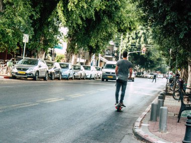 Tel Aviv İsrail 25 Ekim 2018 bilinmeyen insan bir elektrikli scooter öğleden sonra Tel Aviv sokaklarında Sürüş Görünümü
