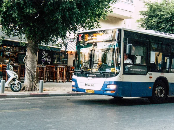 特拉维夫以色列 2018年10月25日2018年10月25日在特拉维夫街头查看以色列传统城市巴士在下午 — 图库照片