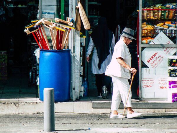 Тель-Авив Израиль Октябрь 25, 2018 Вид неизвестных людей, идущих по улицам Тель-Авива во второй половине дня
