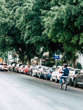 Tel Aviv İsrail 25 Ekim 2018 görünümü bilinmeyen insan öğleden sonra Tel Aviv sokaklarında bir bisiklet ile