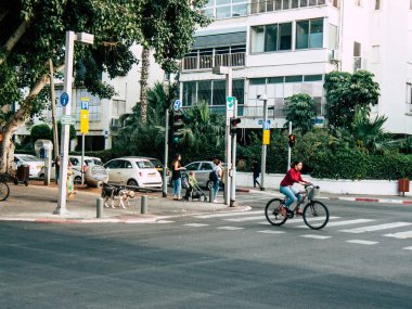 Tel Aviv İsrail 25 Ekim 2018 görünümü bilinmeyen insan öğleden sonra Tel Aviv sokaklarında bir bisiklet ile