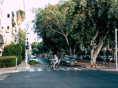 Tel Aviv İsrail 25 Ekim 2018 görünümü bilinmeyen insan öğleden sonra Tel Aviv sokaklarında bir bisiklet ile