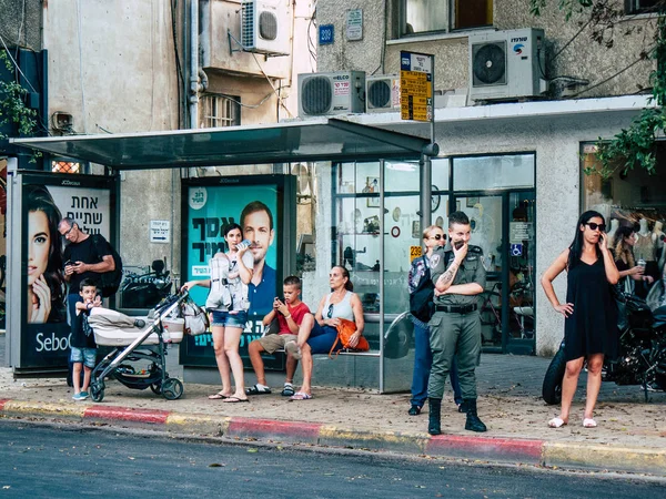 Tel Aviv Izrael Października 2018 Widok Niewiadomych Ludzi Stojących Autobusie — Zdjęcie stockowe