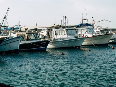 Tel Aviv Yafo İsrail 25 Ekim 2018 balıkçı tekneleri eski Jaffa içinde görünümünü noktası, bir öğleden sonra Tel Aviv'ın güneyinde bulunan dünyanın bilinen en eski limanlar