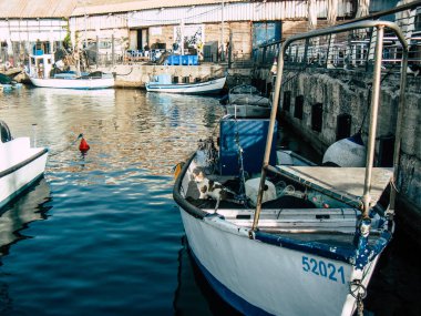 Tel Aviv Yafo İsrail 25 Ekim 2018 balıkçı tekneleri eski Jaffa içinde görünümünü noktası, bir öğleden sonra Tel Aviv'ın güneyinde bulunan dünyanın bilinen en eski limanlar