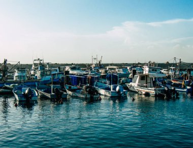 Tel Aviv Yafo İsrail 25 Ekim 2018 balıkçı tekneleri eski Jaffa içinde görünümünü noktası, bir öğleden sonra Tel Aviv'ın güneyinde bulunan dünyanın bilinen en eski limanlar