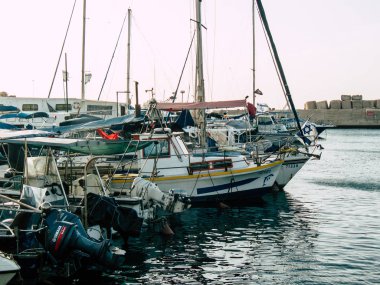 Tel Aviv Yafo İsrail 25 Ekim 2018 görünümü eski Jaffa teknelerin liman, bir öğleden sonra Tel Aviv'ın güneyinde bulunan dünyanın en eski bilinen limanları