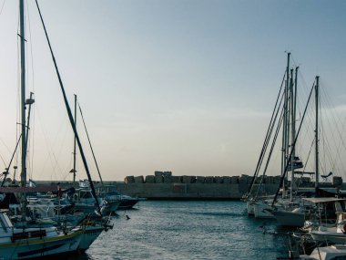 Tel Aviv Yafo İsrail 25 Ekim 2018 görünümü eski Jaffa teknelerin liman, bir öğleden sonra Tel Aviv'ın güneyinde bulunan dünyanın en eski bilinen limanları
