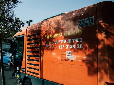 Tel Aviv Yafo İsrail 25 Ekim 2018 Closeup Jaffa bölgesinde öğleden sonra turuncu İsrail Sokak temizleme makinesi
