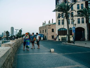 Tel Aviv Yafo İsrail 25 Ekim 2018 bilinmeyen insanlar eski Jaffa liman yürüyüş görünümünü öğleden sonra Tel Aviv'ın güneyinde bulunan