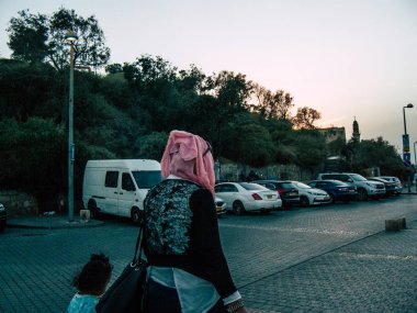 Tel Aviv Yafo İsrail 25 Ekim 2018 bilinmeyen insanlar eski Jaffa liman yürüyüş görünümünü öğleden sonra Tel Aviv'ın güneyinde bulunan