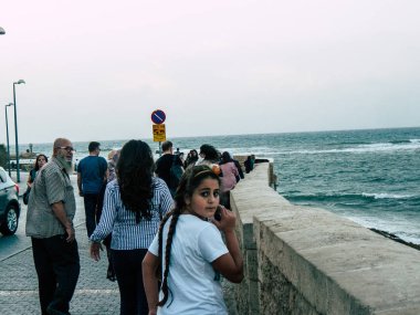 Tel Aviv Yafo İsrail 25 Ekim 2018 bilinmeyen insanlar eski Jaffa liman yürüyüş görünümünü öğleden sonra Tel Aviv'ın güneyinde bulunan