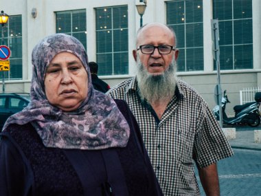 Tel Aviv Yafo İsrail 25 Ekim 2018 bilinmeyen insanlar eski Jaffa liman yürüyüş görünümünü öğleden sonra Tel Aviv'ın güneyinde bulunan