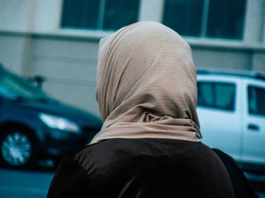 Tel Aviv Yafo İsrail 25 Ekim 2018 bilinmeyen insanlar eski Jaffa liman yürüyüş görünümünü öğleden sonra Tel Aviv'ın güneyinde bulunan