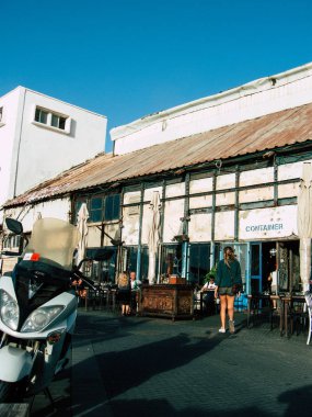 Tel Aviv Yafo İsrail 25 Ekim 2018 bilinmeyen insanlar eski Jaffa liman yürüyüş görünümünü öğleden sonra Tel Aviv'ın güneyinde bulunan