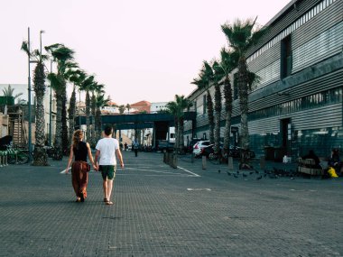 Tel Aviv Yafo İsrail 25 Ekim 2018 bilinmeyen insanlar eski Jaffa liman yürüyüş görünümünü öğleden sonra Tel Aviv'ın güneyinde bulunan