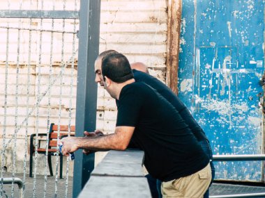 Tel Aviv Yafo İsrail 25 Ekim 2018 bilinmeyen insanlar eski Jaffa liman yürüyüş görünümünü öğleden sonra Tel Aviv'ın güneyinde bulunan