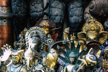 Katmandu Nepal 27 Ekim 2018 Closeup, dekoratif objeler sabah Katmandu Thamel Street bir Hediyelik eşya dükkanında satılan Nepal