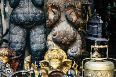 Katmandu Nepal 27 Ekim 2018 Closeup, dekoratif objeler sabah Katmandu Thamel Street bir Hediyelik eşya dükkanında satılan Nepal